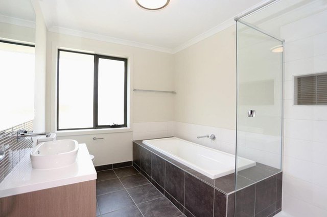 60 Village Crescent, VIC 3049