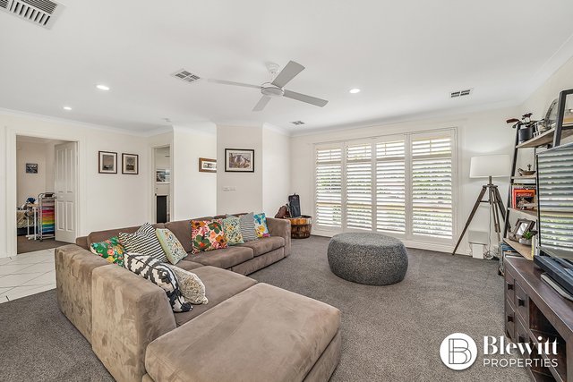 15 Halloran Drive, NSW 2619