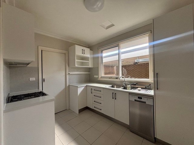1/4 Runcorn Crescent, VIC 3023