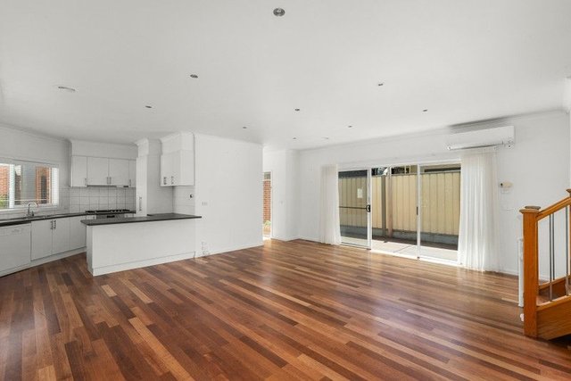 2/13 Lorensen Avenue, VIC 3058