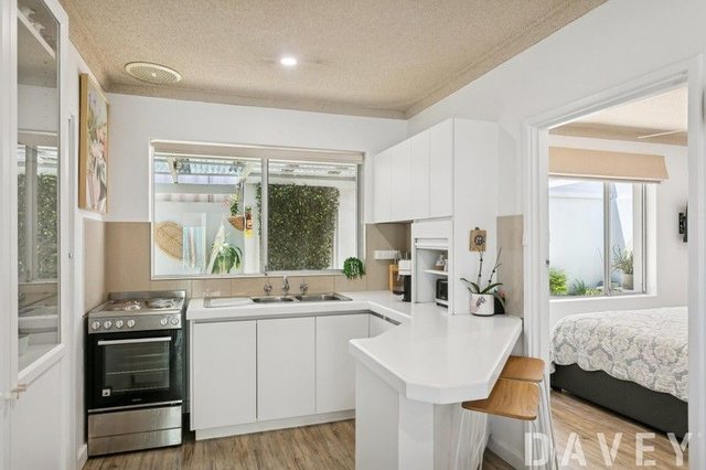 4/6 Ozone Parade, WA 6029