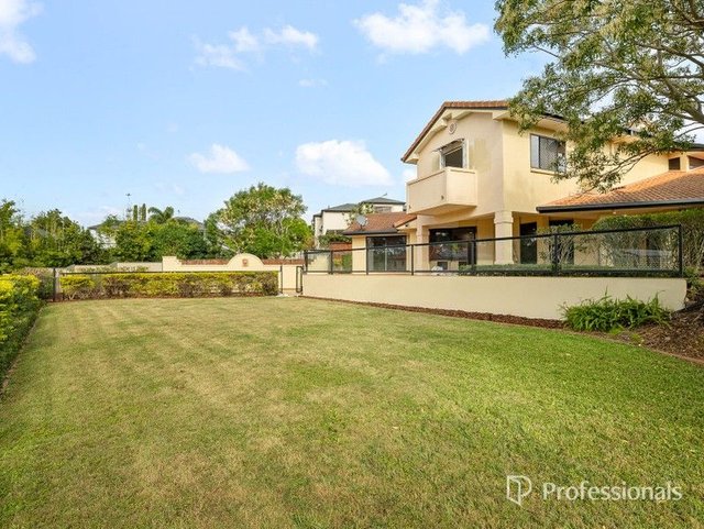 8 Aries Court, QLD 4035